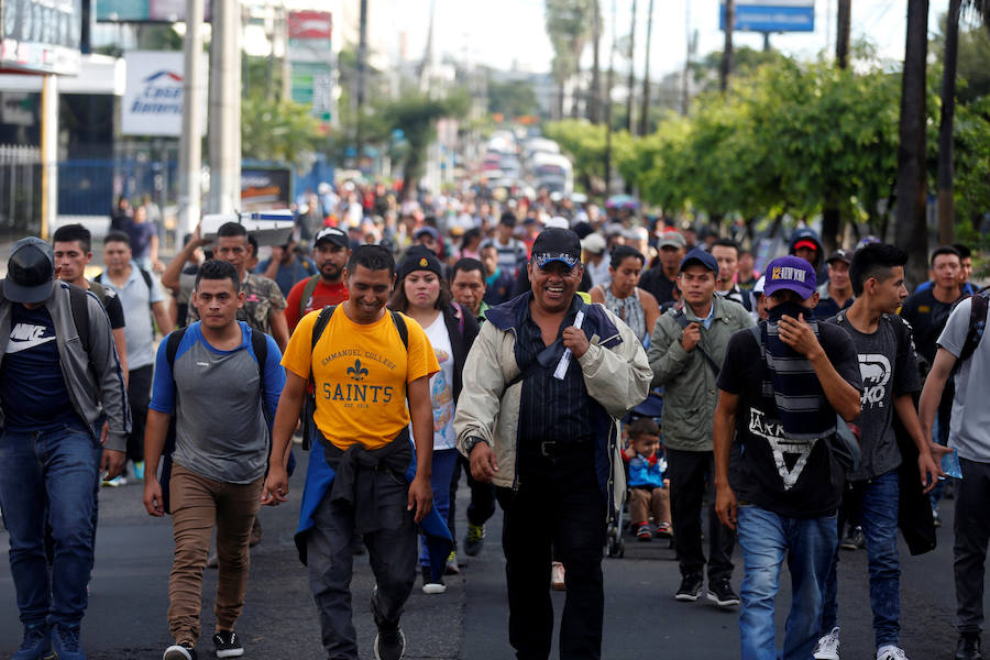 Unos 300 migrantes salvadoreños han salido este domingo de su país hacia la frontera con Guatemala con el objetivo final de llegar a EE UU. Buscan emular la caravana de hondureños que salió el 13 de octubre de San Pedro Sula.