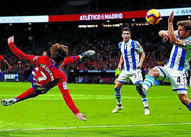 Griezmann intenta un acrobático remate ante la presencia de Zubeldia y la oposición de Illarramendi. 