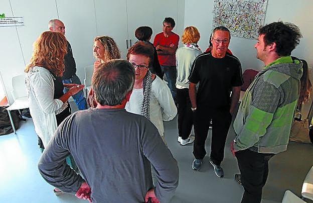 Los 'ahobizi' conocen la mecánica de Euskaraldia durante un taller impartido esta semana en la Casa Potxoenea de Usurbil.