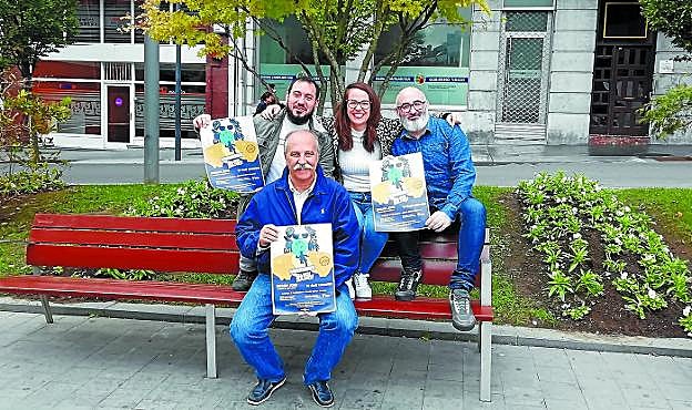 Cinéfilos. Eneko Sánchez, Iñigo Martínez, Juncal Eizaguirre y Jon Paul Arroyo, con el cartel de la próxima sesión de Bizinema Bang Bang.
