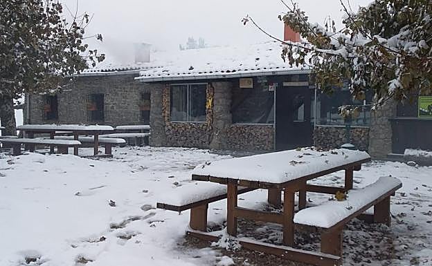 Imagen principal - La nieve ya asoma en las cumbres de Gipuzkoa