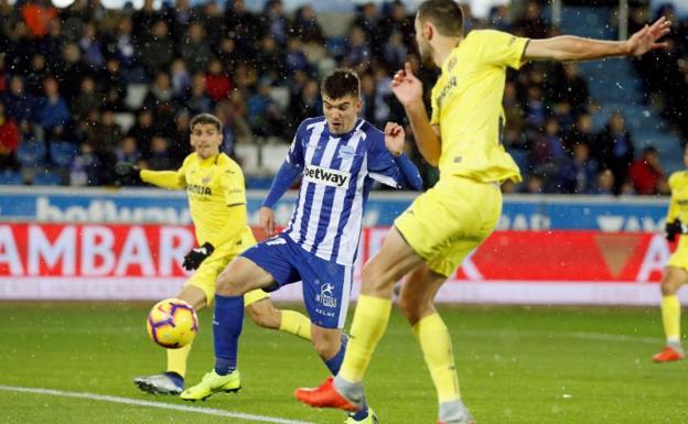 Una jugada del partido entre el Alavés y el Villarreal