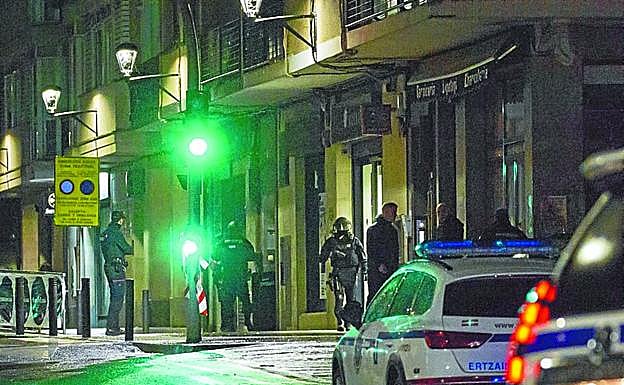 La calle Eskola estuvo cerrada hasta pasadas las 19.00. 