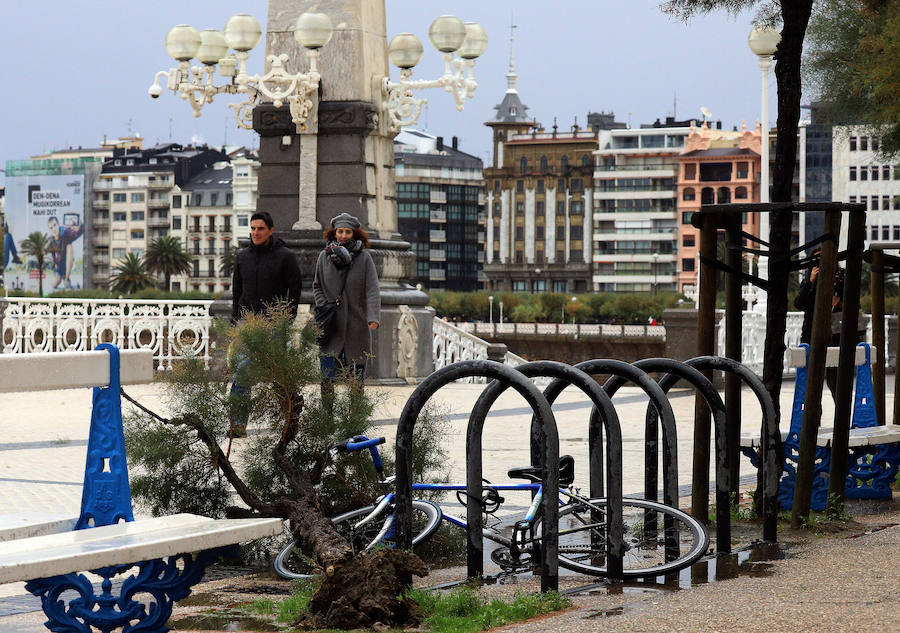 El frío y la lluvia han sido los protagonistas en lo meteorológico este lunes en Donostia.