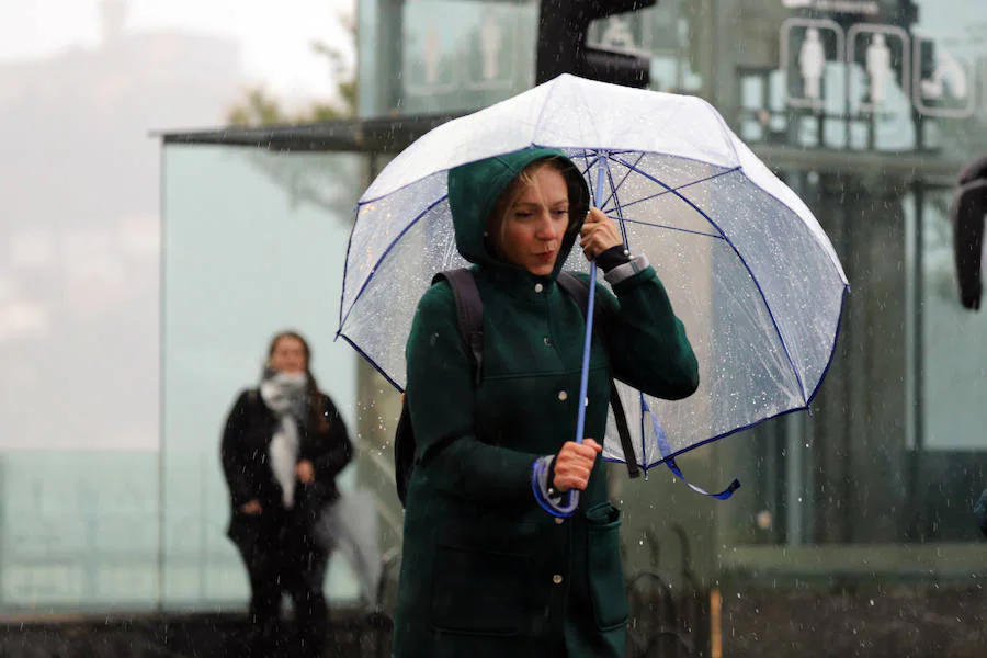 El frío y la lluvia han sido los protagonistas en lo meteorológico este lunes en Donostia.