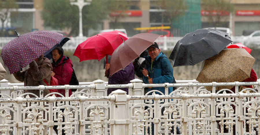 El frío y la lluvia han sido los protagonistas en lo meteorológico este lunes en Donostia.