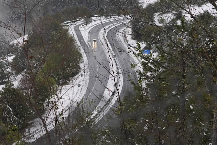 Localidades como Berastegi han amanecido bajo un manto blanco