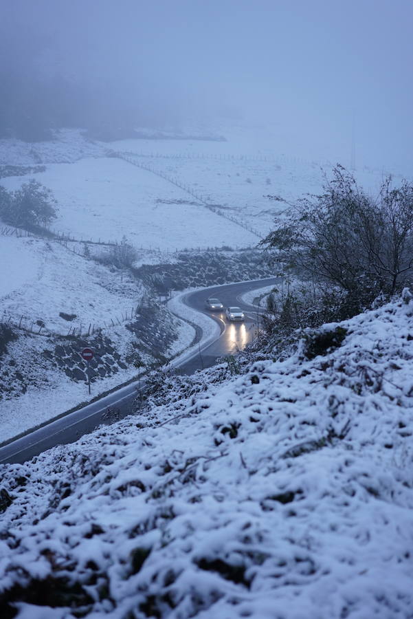 Localidades como Berastegi han amanecido bajo un manto blanco