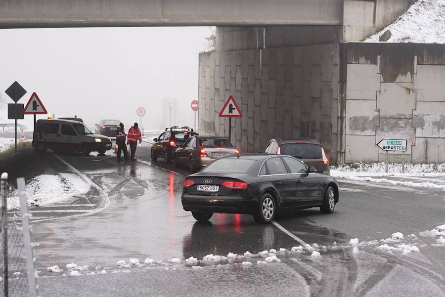 Localidades como Berastegi han amanecido bajo un manto blanco