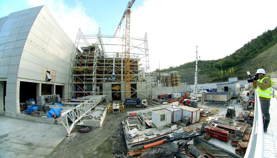 Los miembros de la Comisión de Medioambiente y de Gobernanza de las Juntas Generales han visitado junto con el Diputado de Medioambiente, José Ignacio Asensio el complejo medioambiental de Gipuzkoa. 