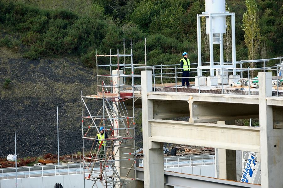 Los miembros de la Comisión de Medioambiente y de Gobernanza de las Juntas Generales han visitado junto con el Diputado de Medioambiente, José Ignacio Asensio el complejo medioambiental de Gipuzkoa. 