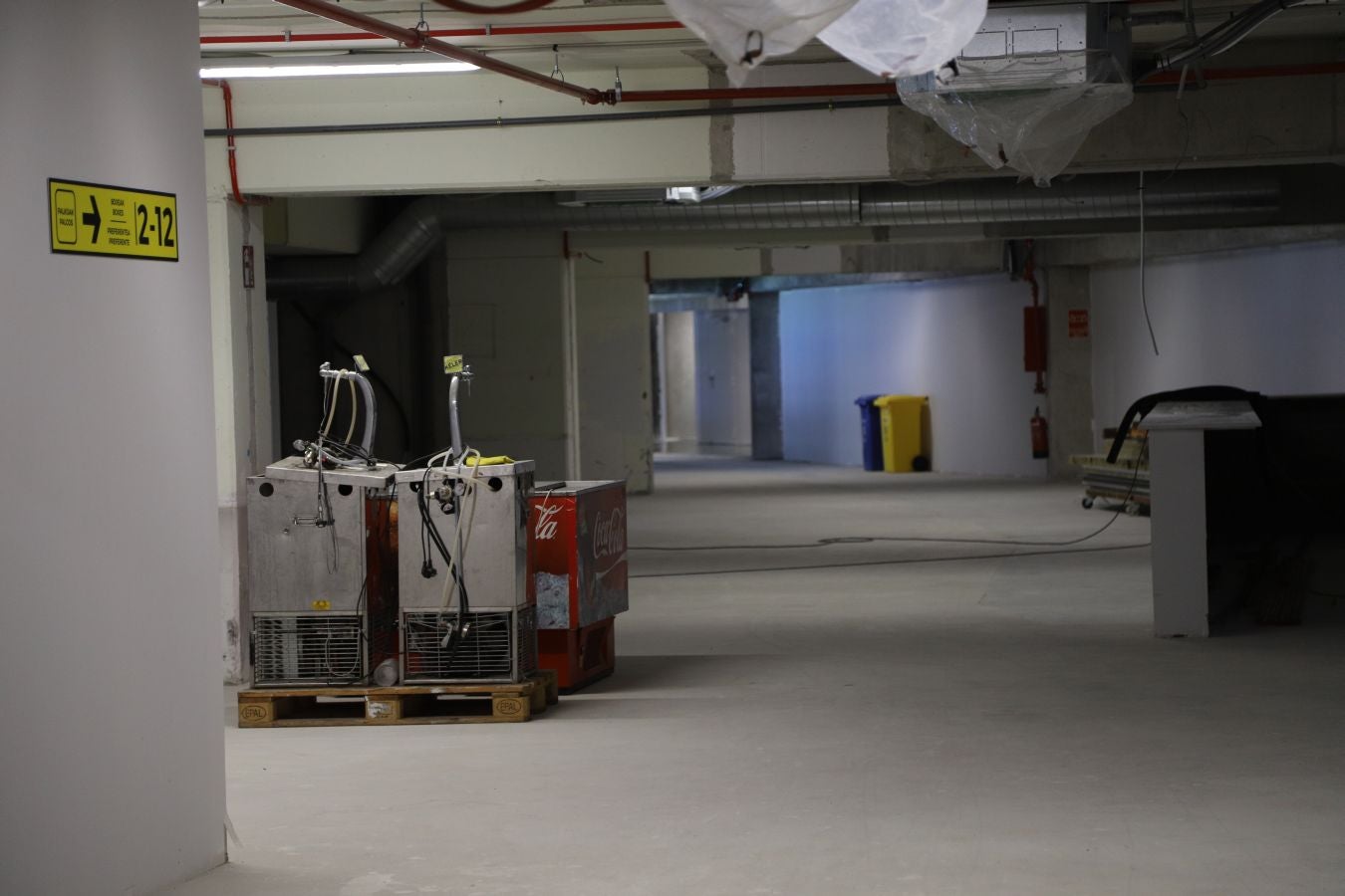 La demolición de la tribuna norte avanza a gran velocidad y se espera que la ejecución de esta fase de la obra esté concluida el próximo 15 de noviembre. La maquinaria se centra en desmontar los pórticos más cercanos a los pilares que sujetan la cercha.