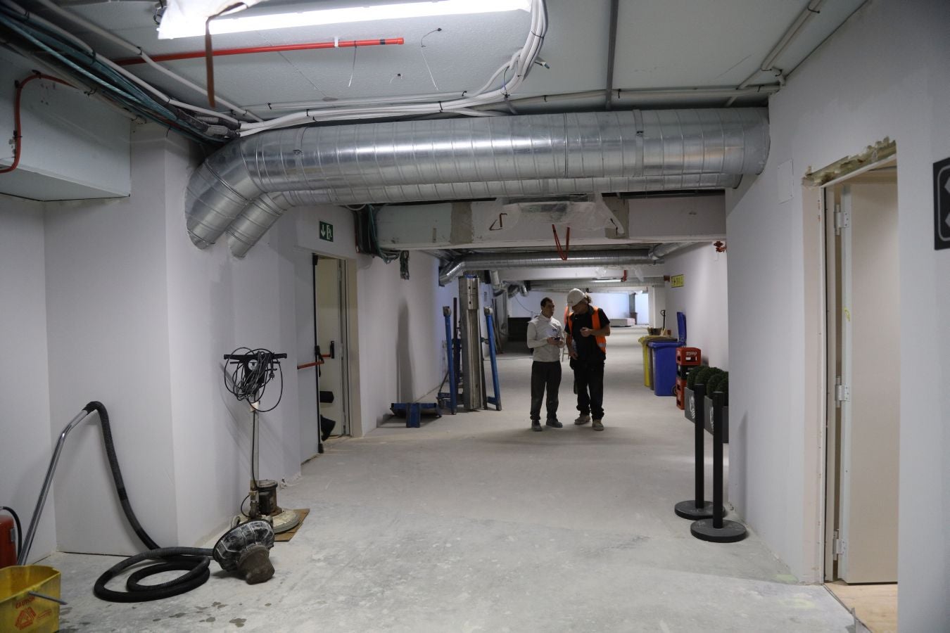 La demolición de la tribuna norte avanza a gran velocidad y se espera que la ejecución de esta fase de la obra esté concluida el próximo 15 de noviembre. La maquinaria se centra en desmontar los pórticos más cercanos a los pilares que sujetan la cercha.