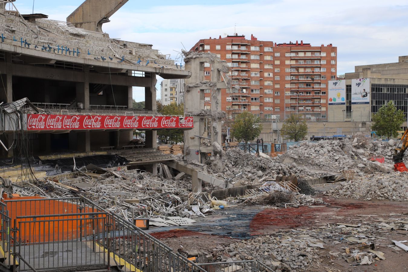 La demolición de la tribuna norte avanza a gran velocidad y se espera que la ejecución de esta fase de la obra esté concluida el próximo 15 de noviembre. La maquinaria se centra en desmontar los pórticos más cercanos a los pilares que sujetan la cercha.