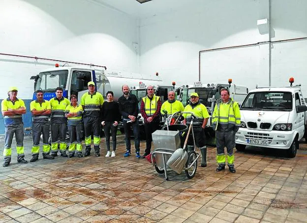 Biain y Etxeberria con la plantilla del servicio de limpieza viaria.