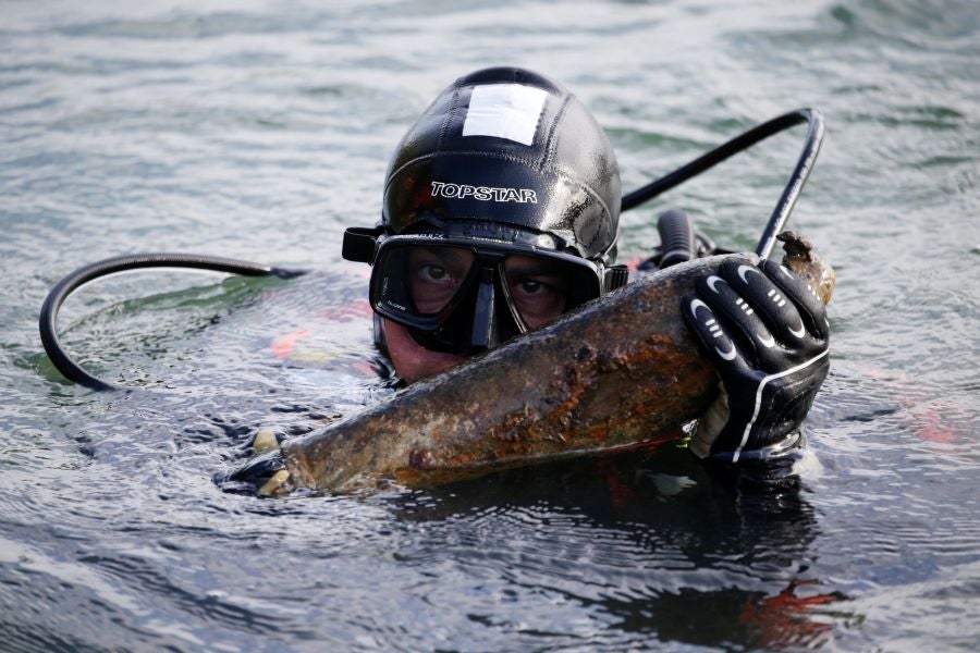 Cada año la unidad de eliminación de bombas de Metz extrae varias toneladas de proyectiles, metralla o granadas sin explotar de los campos y ríos circundantes a la localidad francesa de Verdún, donde tuvo lugar la mayor y más larga batalla de la Primera Guerra Mundial librada del 21 de febrero al 18 de diciembre de 1916