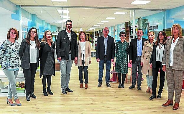 Inauguración. El alcalde Eneko Goia y responsables del colegio alemán, durante la visita guiada realizada por el Deutsche Schule.