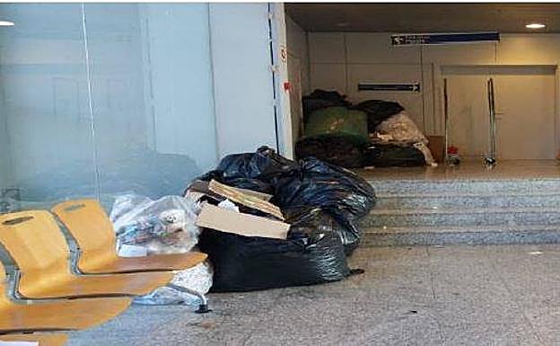 Imagen principal - Los trabajadores de la Fiscalía de Gipuzkoa, con mascarillas ante la basura acumulada por la huelga de la limpieza