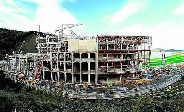 Aspecto de la obra de la nave de incineración, dentro de la primera fase del Complejo Medioambiental de Zubieta. 