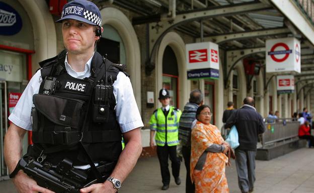 La Policía británica vigila la estación londinense de Charing Cross.