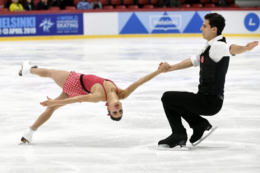 El patinador donostiarra Aritz Maestu participa junto a Laura Barquero y otros patinadores en el Gran Prix de Helsinki