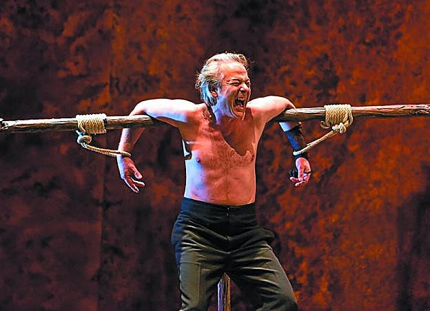 El actor Carlos Pinedo (Gabriel Espinosa), en un momento de la representación de 'Traidor'.
