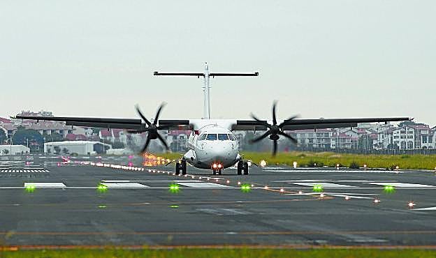 Un avión aterriza en Hondarribia, una pista complicada con meteorología adversa.