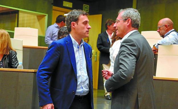 El diputado de Hacienda, Jabier Larrañaga, y el diputado general de Gipuzkoa, Markel Olano, conversan en un pleno reciente.