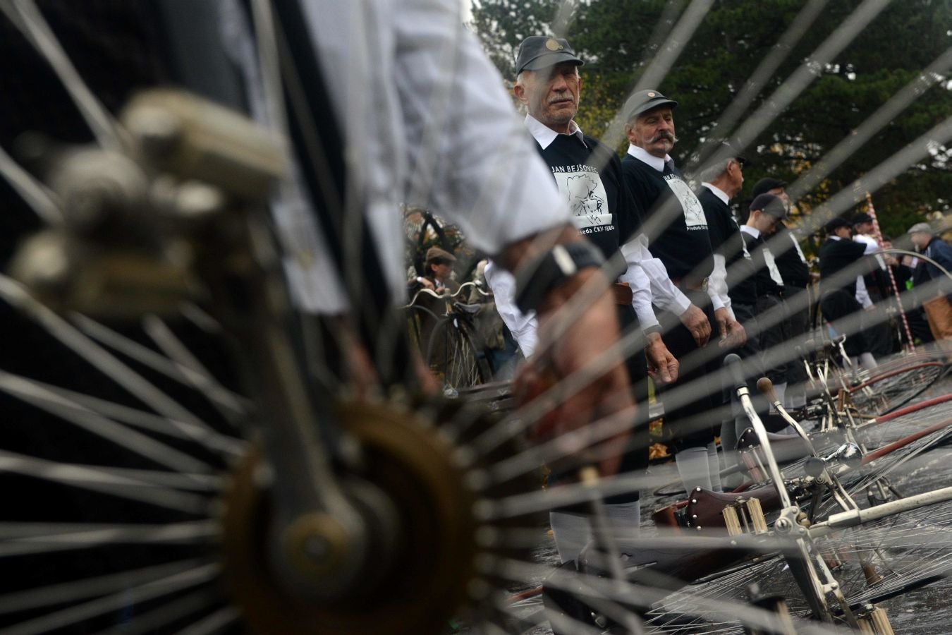 La carrera anual de biciclos ha dejado en Praga una estampa más propia de otro siglo.