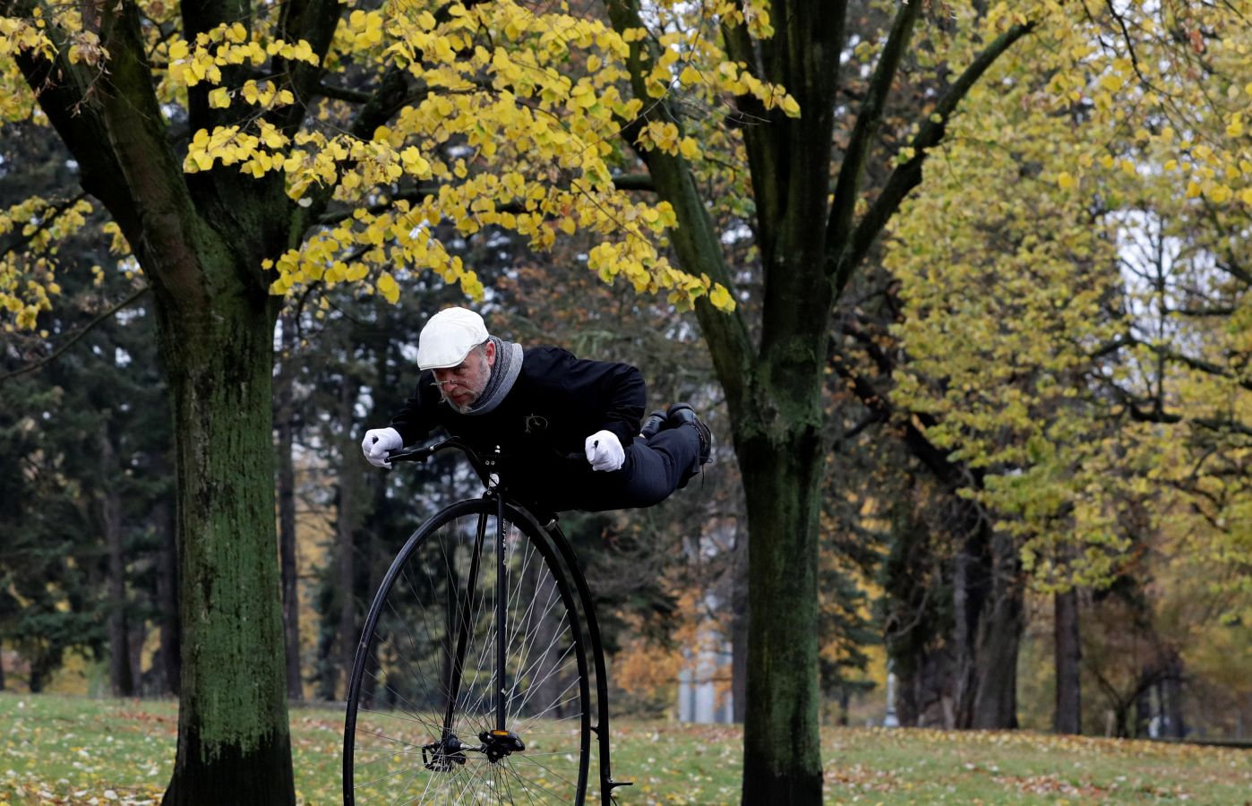 La carrera anual de biciclos ha dejado en Praga una estampa más propia de otro siglo.
