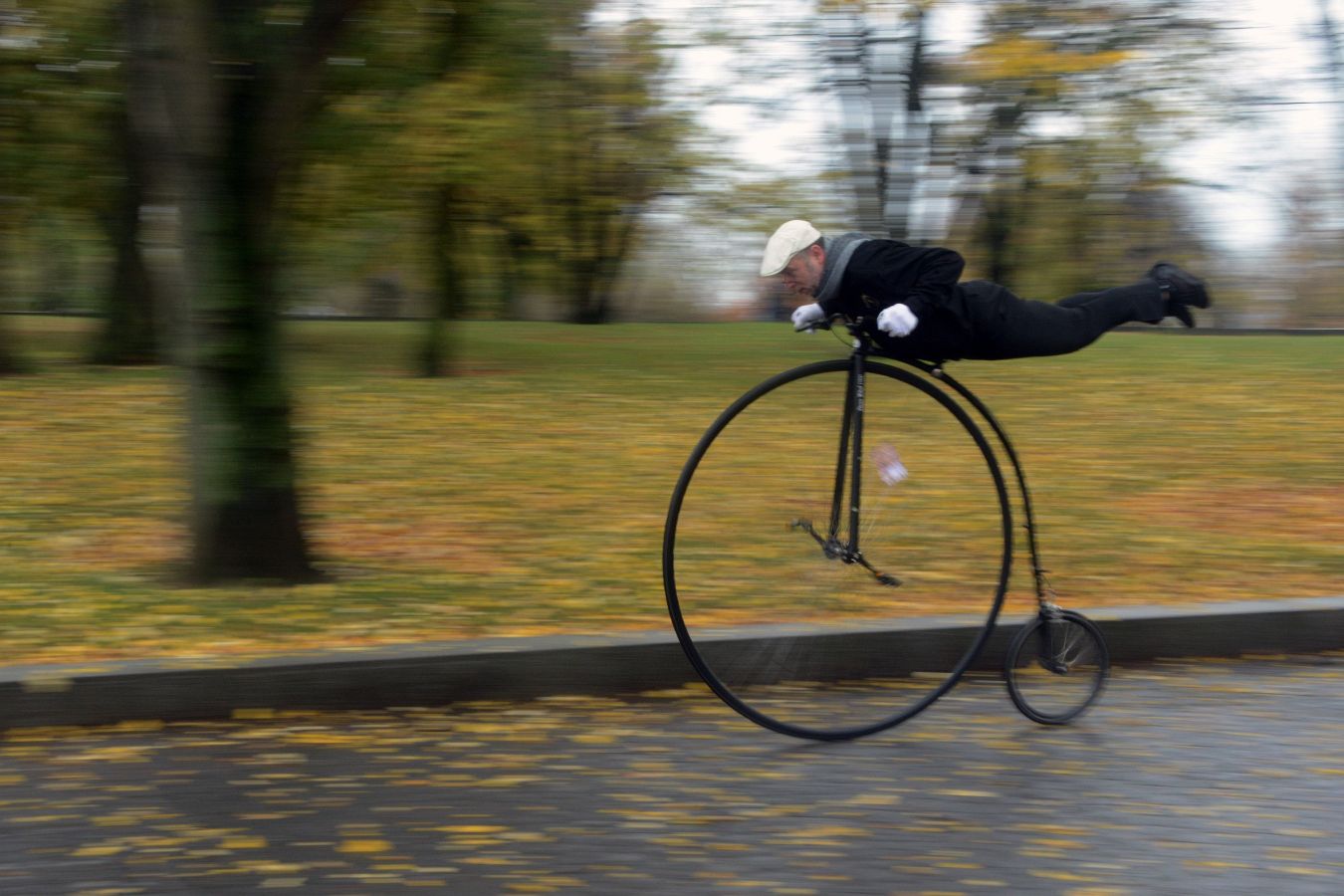 La carrera anual de biciclos ha dejado en Praga una estampa más propia de otro siglo.