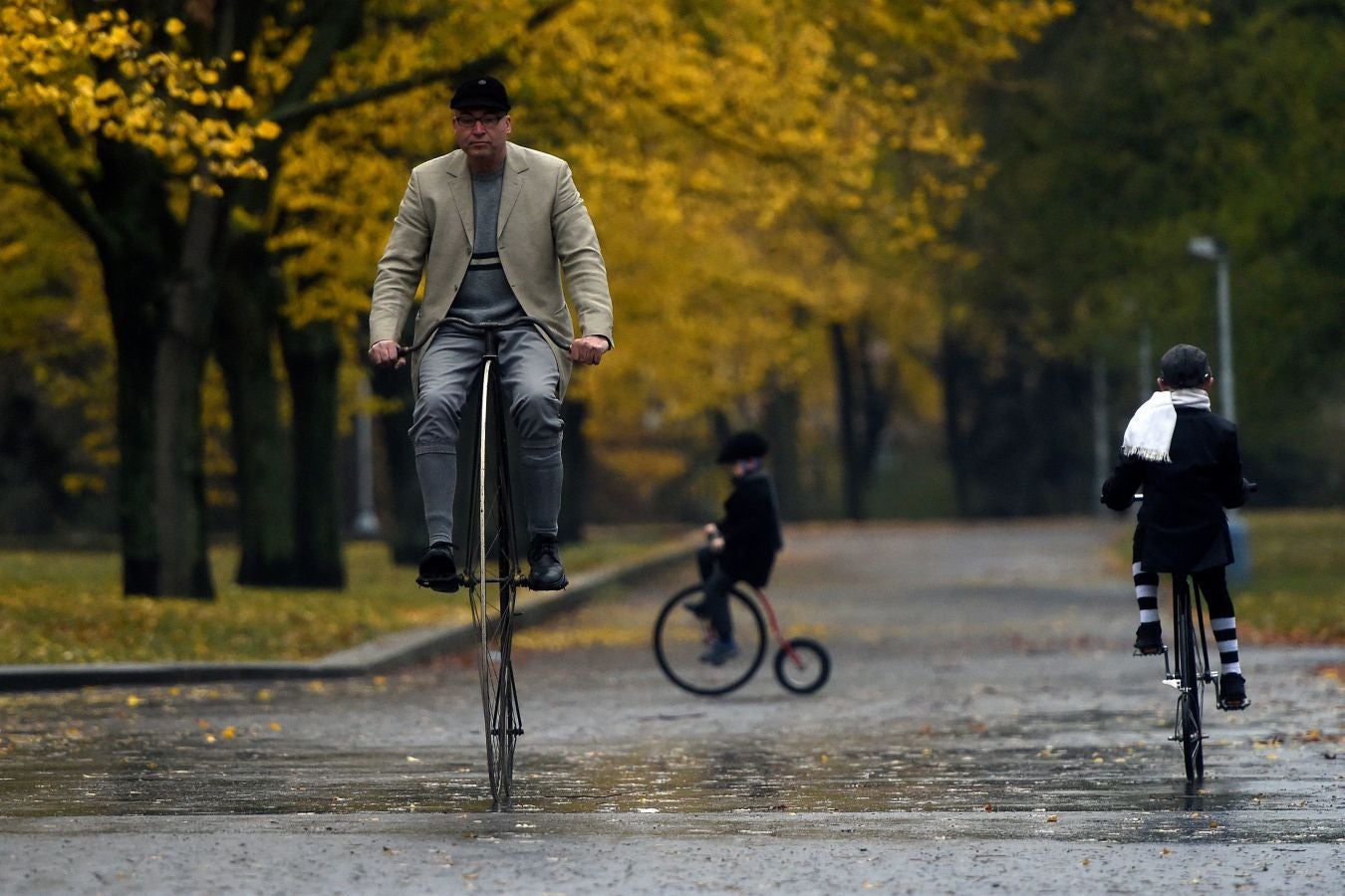 La carrera anual de biciclos ha dejado en Praga una estampa más propia de otro siglo.