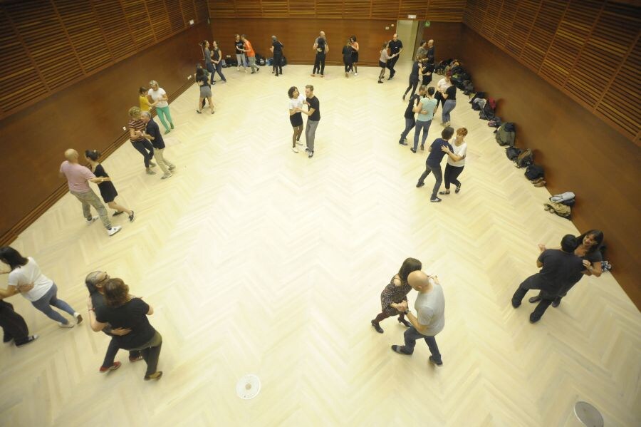 Las sesiones de baile y fiestas en distintos lugares de la ciudad celebran la tercera edición del Donosti Belle Swing Festival. 