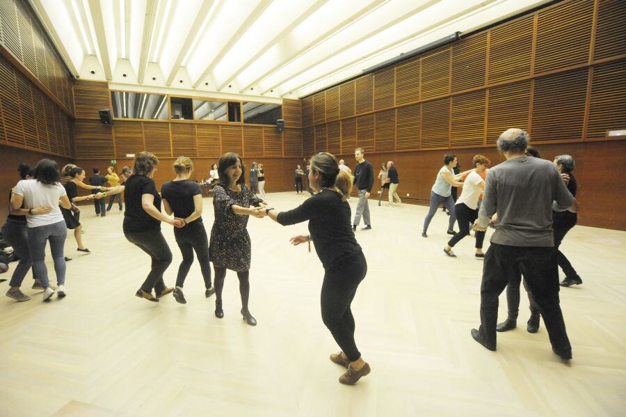 Las sesiones de baile y fiestas en distintos lugares de la ciudad celebran la tercera edición del Donosti Belle Swing Festival. 