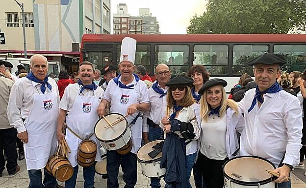 Imagen principal - Arriba, Jorge Ustarroz, en el medio, con el grupo de la euskal etxea de Nekoetxea. Abajo, derecha, los jóvenes dantzaris Daniel Altamira y Romina Gerrikabeitia y a la izquierda Víctor Truchi, el tambor mayor. 