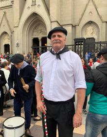 Imagen secundaria 2 - Arriba, Jorge Ustarroz, en el medio, con el grupo de la euskal etxea de Nekoetxea. Abajo, derecha, los jóvenes dantzaris Daniel Altamira y Romina Gerrikabeitia y a la izquierda Víctor Truchi, el tambor mayor. 