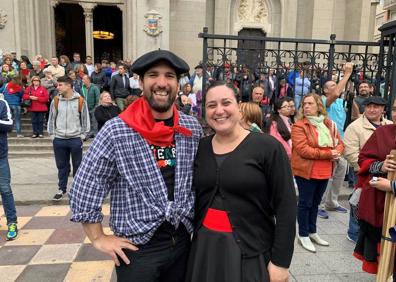 Imagen secundaria 1 - Arriba, Jorge Ustarroz, en el medio, con el grupo de la euskal etxea de Nekoetxea. Abajo, derecha, los jóvenes dantzaris Daniel Altamira y Romina Gerrikabeitia y a la izquierda Víctor Truchi, el tambor mayor. 