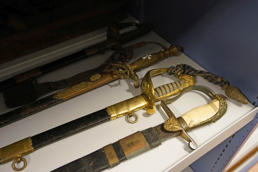 Un almacén oculto en un barrio de Donostia atesora miles de joyas que no tienen cabida en el Aquarium 