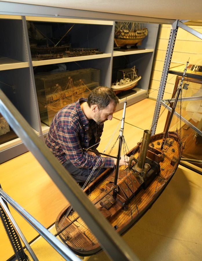 Un almacén oculto en un barrio de Donostia atesora miles de joyas que no tienen cabida en el Aquarium 