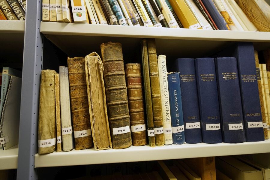 Un almacén oculto en un barrio de Donostia atesora miles de joyas que no tienen cabida en el Aquarium 