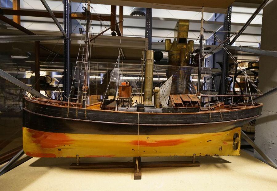 Un almacén oculto en un barrio de Donostia atesora miles de joyas que no tienen cabida en el Aquarium 