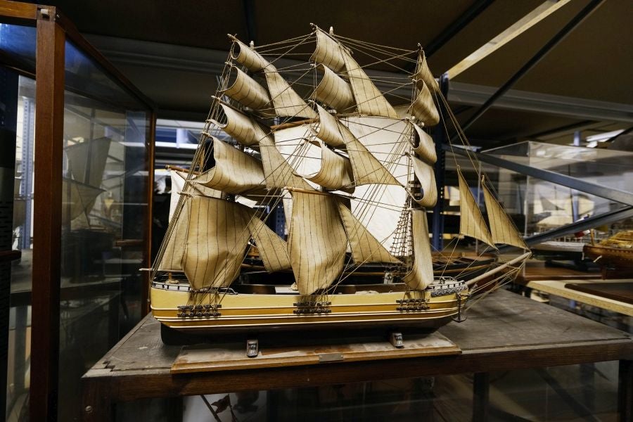 Un almacén oculto en un barrio de Donostia atesora miles de joyas que no tienen cabida en el Aquarium 