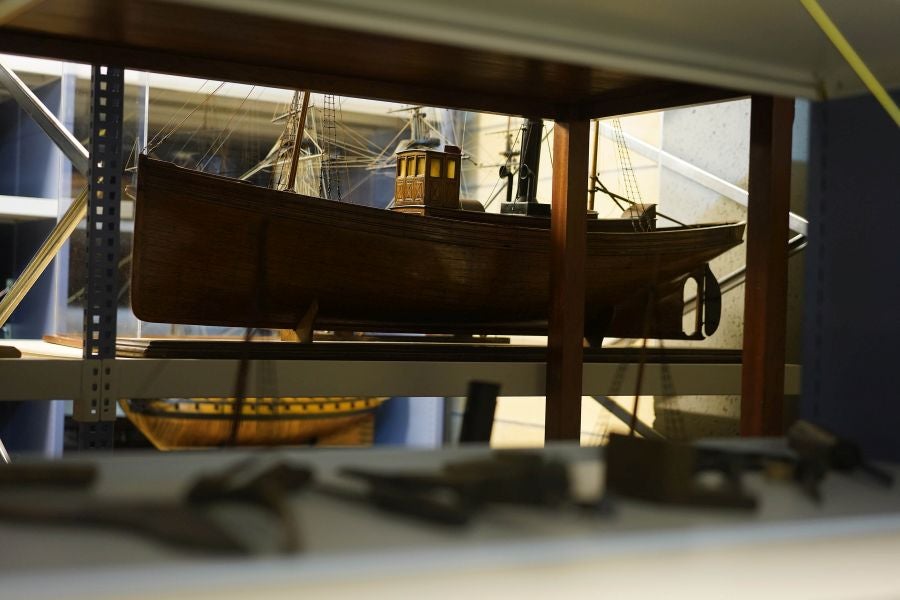 Un almacén oculto en un barrio de Donostia atesora miles de joyas que no tienen cabida en el Aquarium 