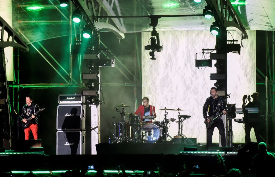 Muse, Crystal Fighters y Berri Txarrak llenan el estadio de San Mamés en la fiesta previa a la gala de la MTV