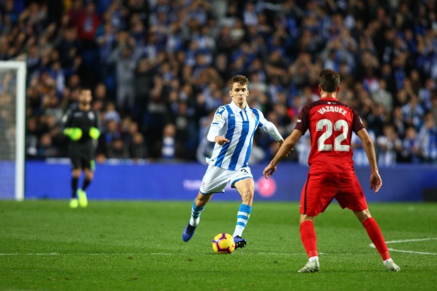 La Real Sociedad recibe al Sevilla con la imperiosa necesidad de lograr su primer triunfo en Anoeta. Sin emabrgo, tras un juego muy disputado, el equipo txuri-urdin no ha podido llevarse más que un punto. 