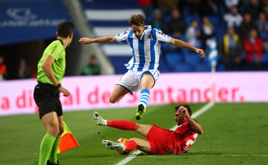 La Real Sociedad recibe al Sevilla con la imperiosa necesidad de lograr su primer triunfo en Anoeta. Sin emabrgo, tras un juego muy disputado, el equipo txuri-urdin no ha podido llevarse más que un punto. 