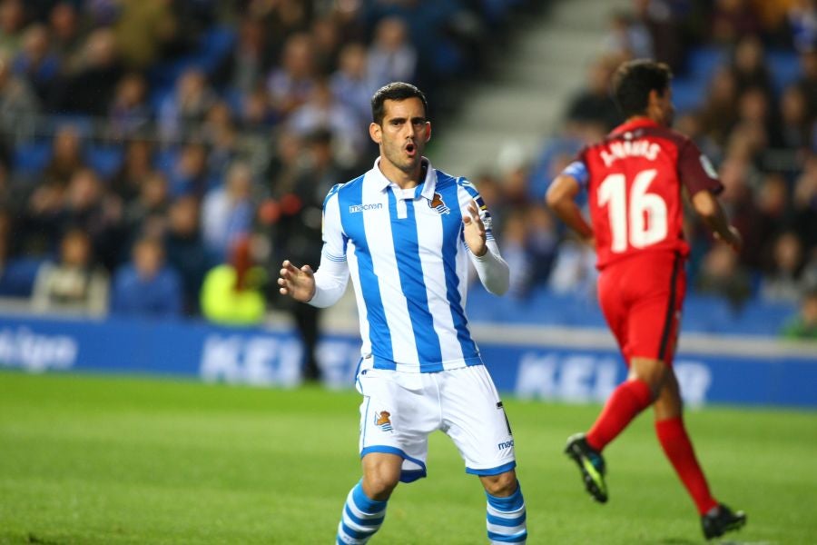 La Real Sociedad recibe al Sevilla con la imperiosa necesidad de lograr su primer triunfo en Anoeta. Sin emabrgo, tras un juego muy disputado, el equipo txuri-urdin no ha podido llevarse más que un punto. 