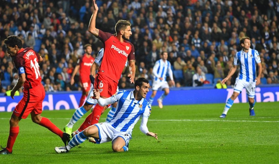 La Real Sociedad recibe al Sevilla con la imperiosa necesidad de lograr su primer triunfo en Anoeta. Sin emabrgo, tras un juego muy disputado, el equipo txuri-urdin no ha podido llevarse más que un punto. 