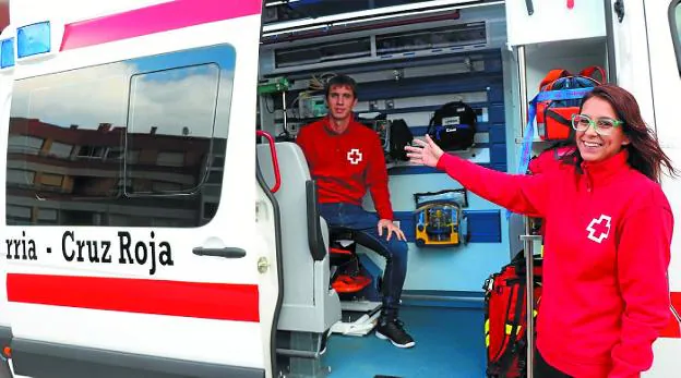 Ambulancia. Velado e Izagirre abren la puerta de la ambulancia para ver lo que hacen.  