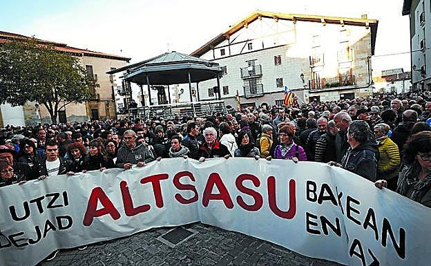 Vecinos de Alsasua en la manifestación de ayer. 
